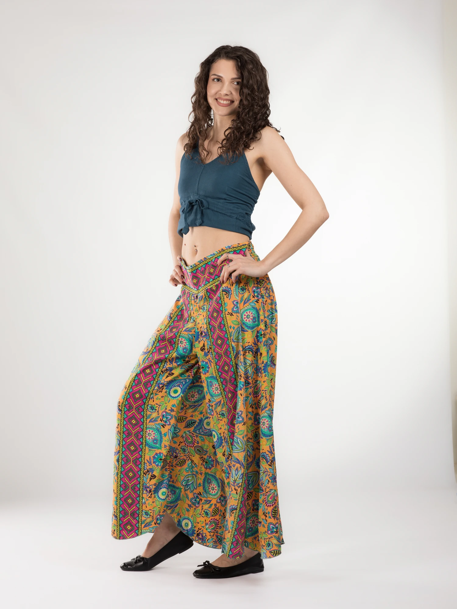 Pantaloni petrecuți din material fluid cu print și fir auriu - Model 35 [3]