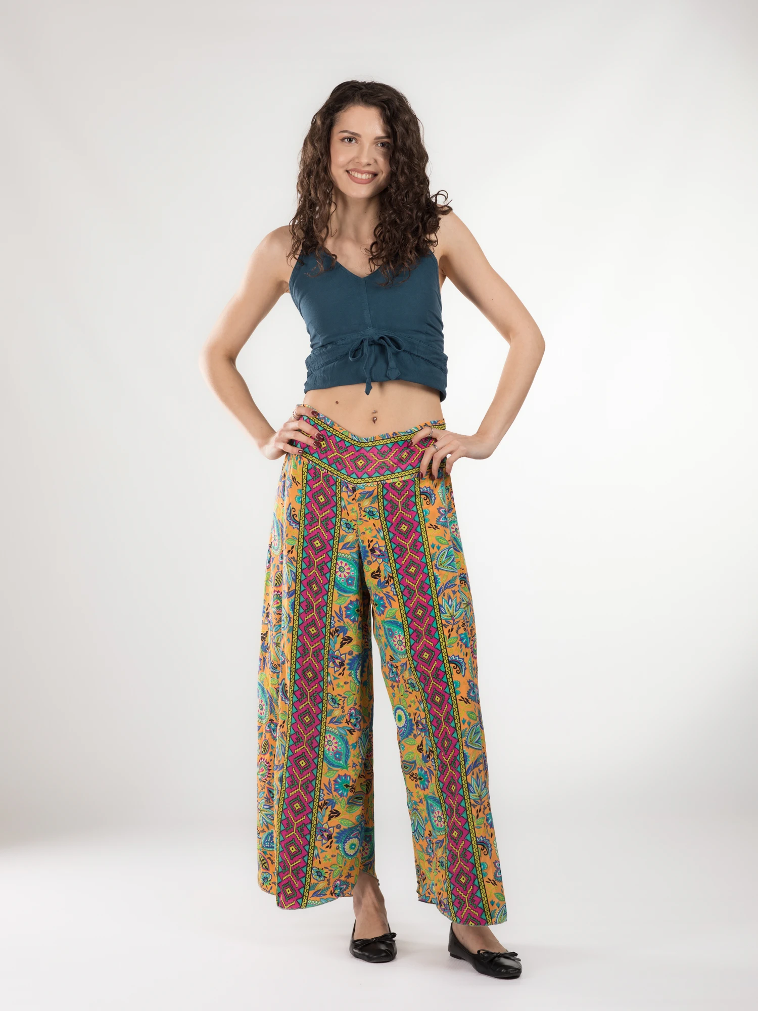 Pantaloni petrecuți din material fluid cu print și fir auriu - Model 35 [2]