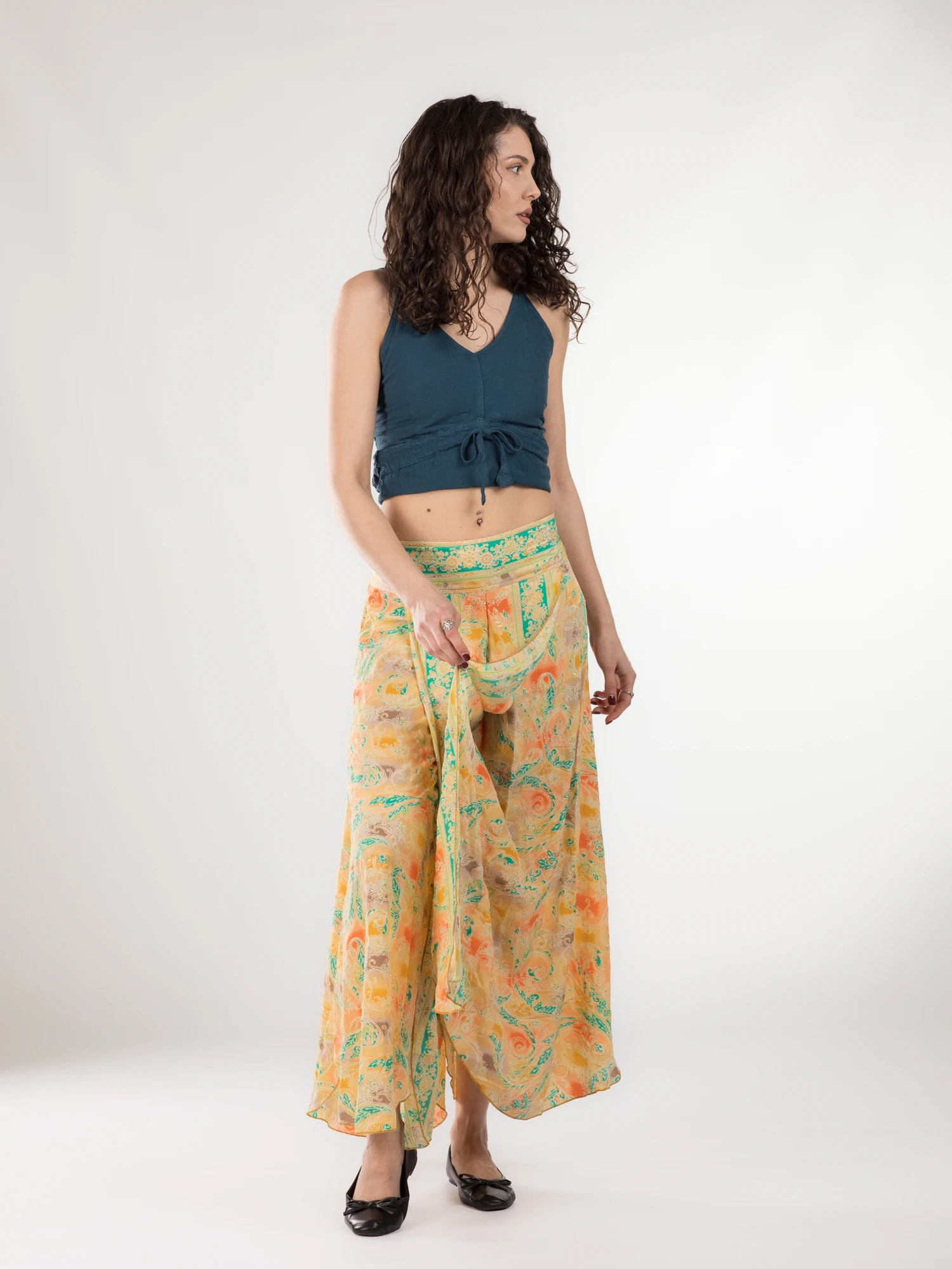 Pantaloni petrecuți din material fluid cu print și fir auriu - Model 36 [2]