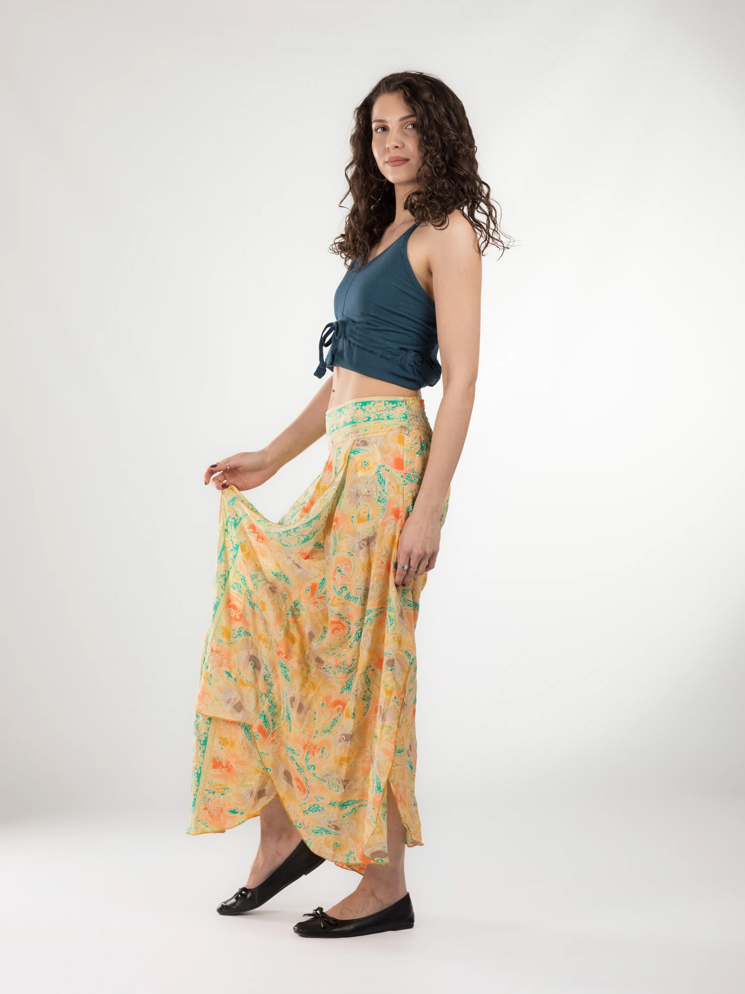 Pantaloni petrecuți din material fluid cu print și fir auriu - Model 36 [4]