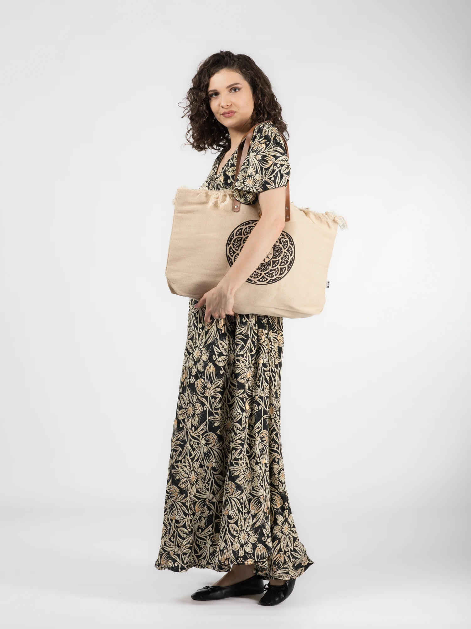 Rochie boho lejeră din material fluid cu detalii aurii - Model 1 [8]