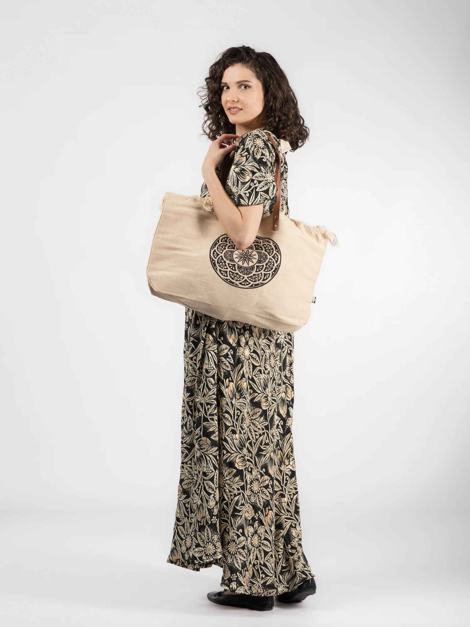 Rochie boho lejeră din material fluid cu detalii aurii - Model 1 [9]