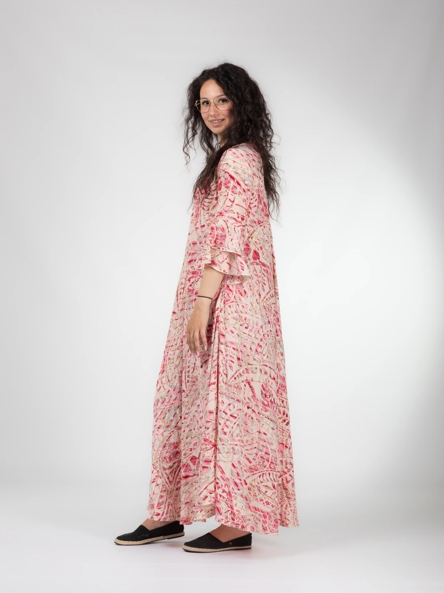 Rochie boho lejeră din material fluid cu fir auriu și mâneci scurte cu volănașe - Model 1 [3]