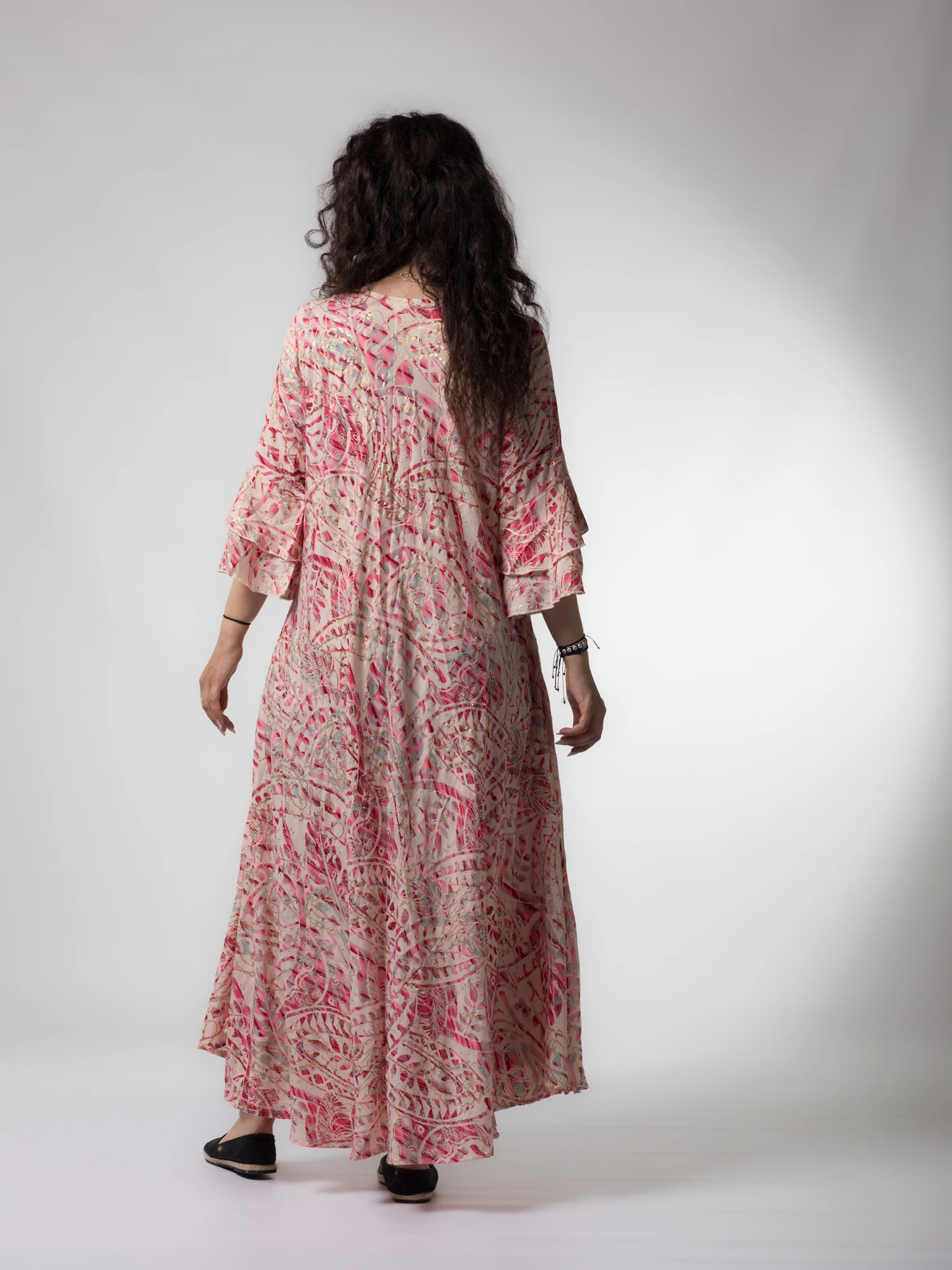 Rochie boho lejeră din material fluid cu fir auriu și mâneci scurte cu volănașe - Model 1 [4]