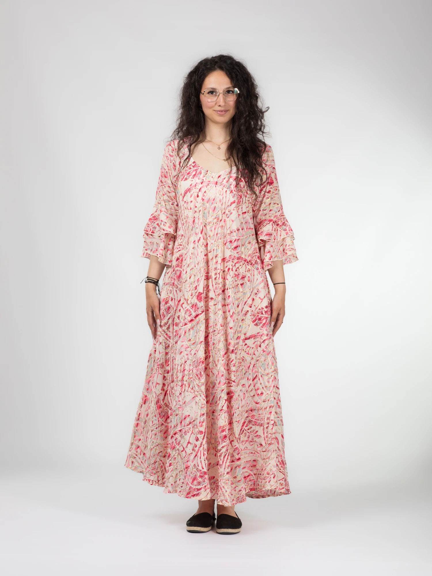 Rochie boho lejeră din material fluid cu fir auriu și mâneci scurte cu volănașe - Model 1 [5]