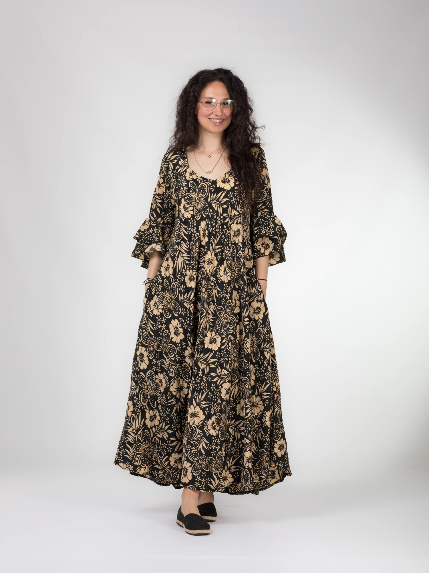 Rochie boho lejeră din material fluid cu fir auriu și mâneci scurte cu volănașe - Model 2 [1]