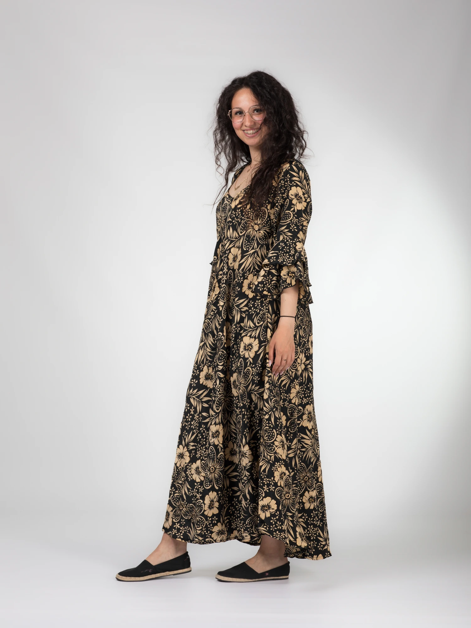 Rochie boho lejeră din material fluid cu fir auriu și mâneci scurte cu volănașe - Model 2 [2]