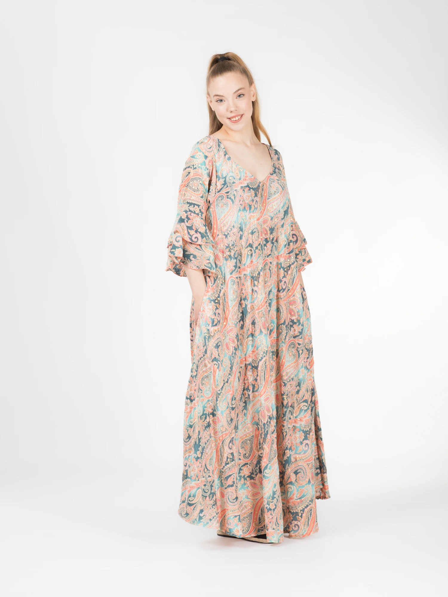 Rochie boho lejeră din material fluid cu fir auriu și mâneci scurte cu volănașe - Model 3 [5]