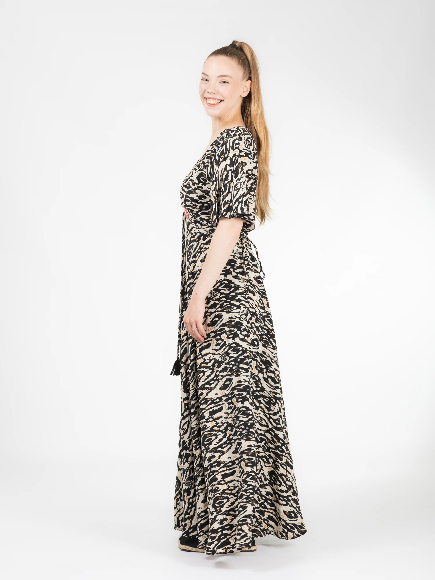 Rochie boho lungă din material fluid cu șnur în talie și detali aurii - Model 4 [2]