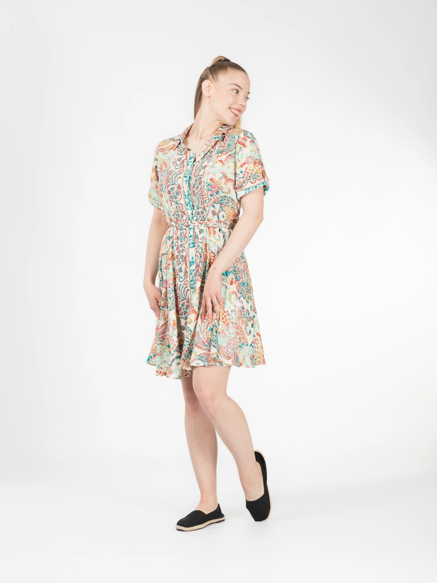 Rochie florală din material fuid cu detalii aurii și cordon în talie - Model 1 [10]