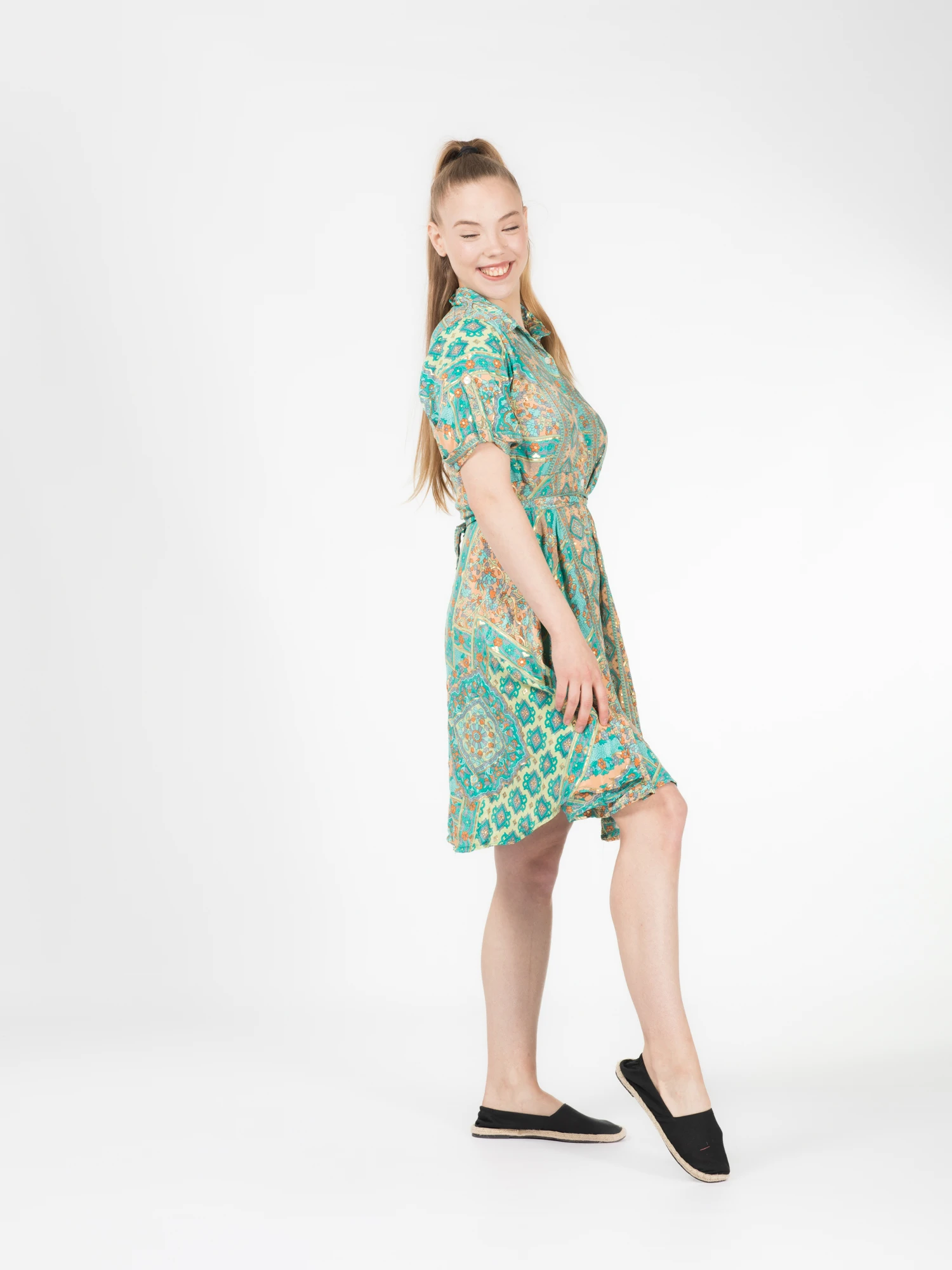 Rochie florală din material fuid cu detalii aurii și cordon în talie - Model 7 [6]