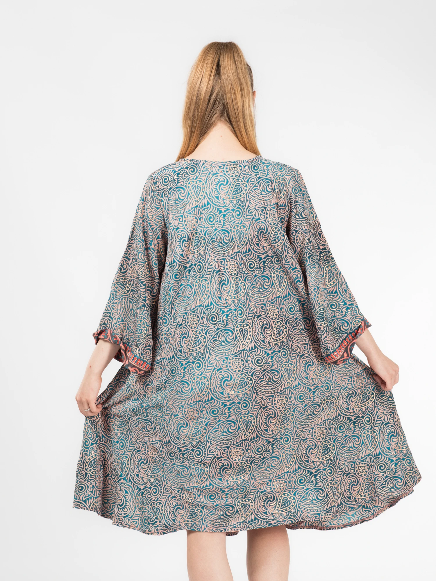 Rochie scurtă din material fluid cu mâneci trei sfert, imprimeu floral și detalii aurii - Model 10 [3]