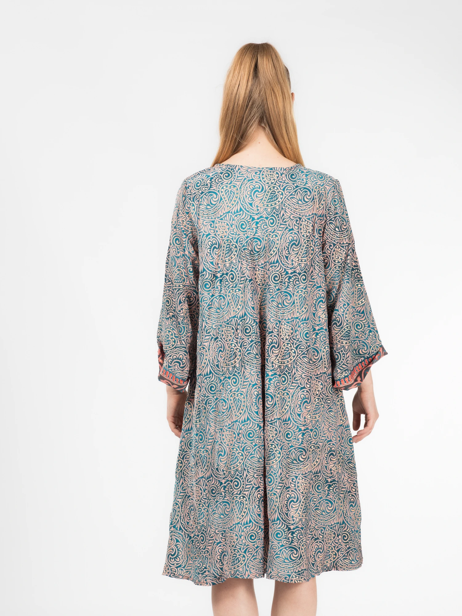 Rochie scurtă din material fluid cu mâneci trei sfert, imprimeu floral și detalii aurii - Model 10 [4]