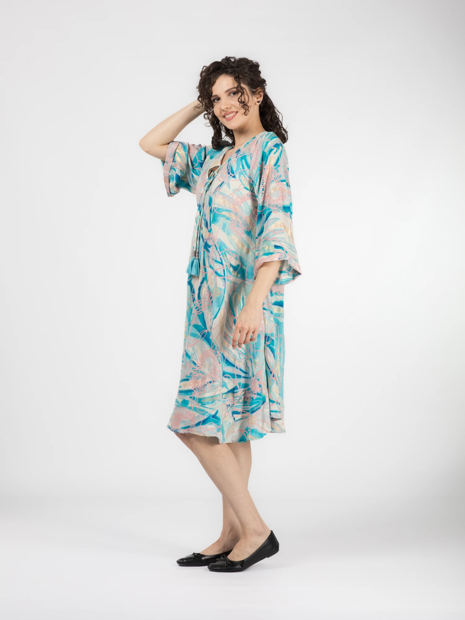 Rochie scurtă din material fluid cu mâneci trei sfert, imprimeu floral și detalii aurii - Model 6 [3]