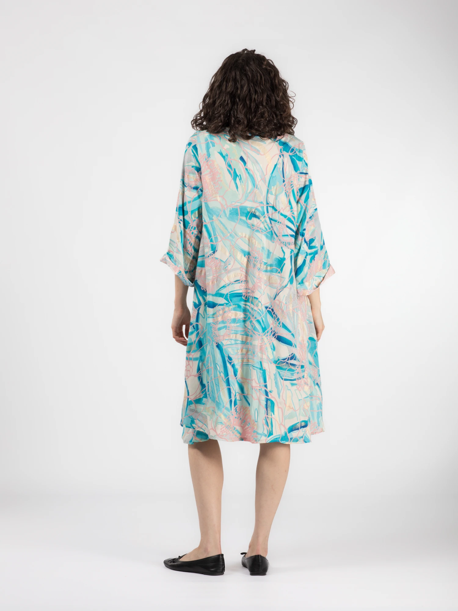 Rochie scurtă din material fluid cu mâneci trei sfert, imprimeu floral și detalii aurii - Model 6 [4]
