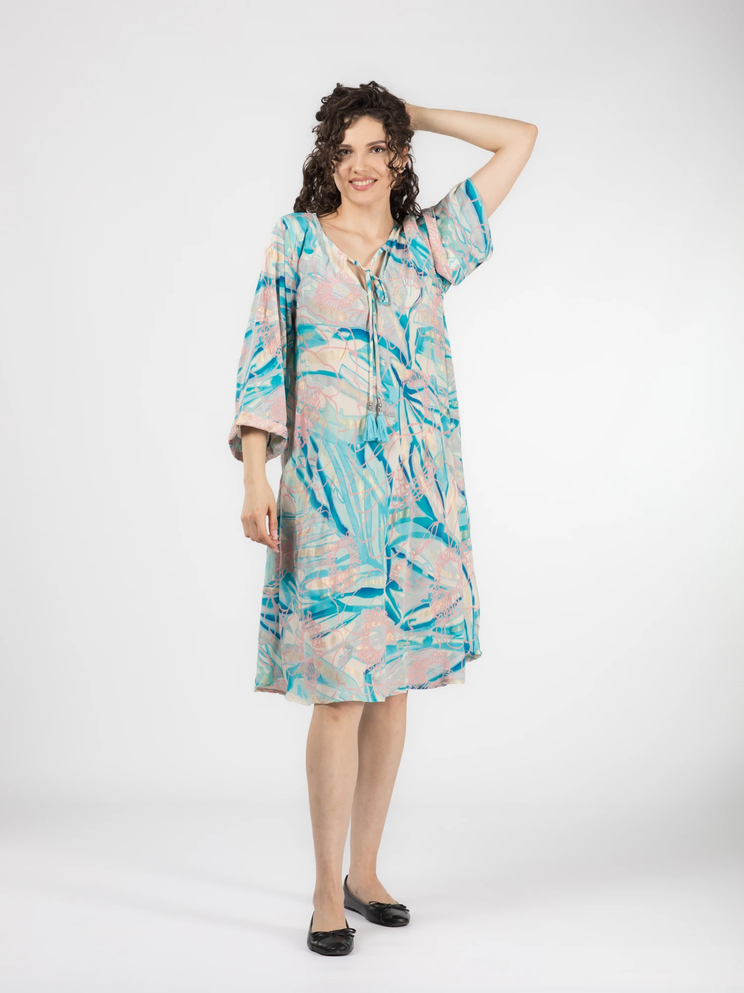 Rochie scurtă din material fluid cu mâneci trei sfert, imprimeu floral și detalii aurii - Model 6 [2]