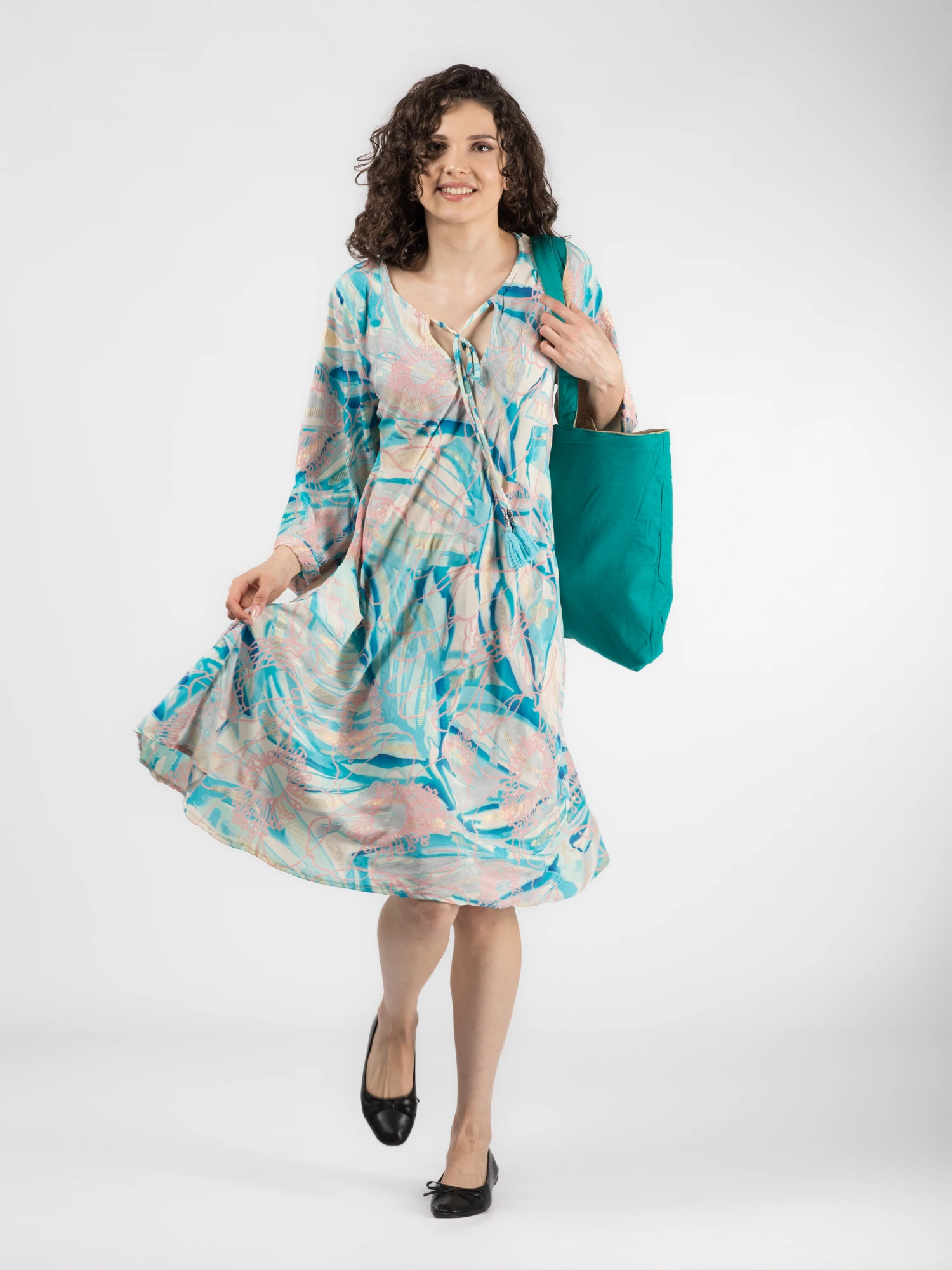Rochie scurtă din material fluid cu mâneci trei sfert, imprimeu floral și detalii aurii - Model 6 [8]