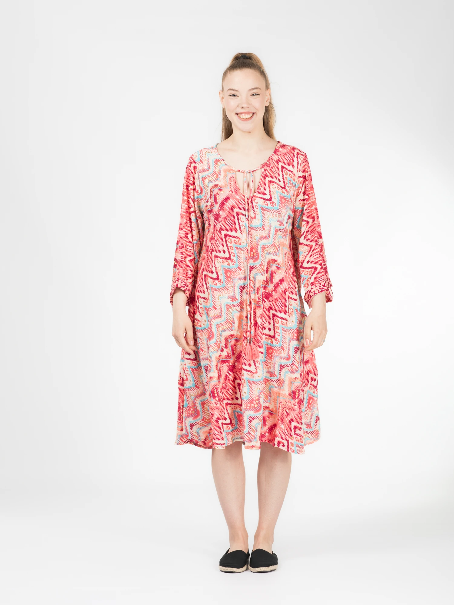 Rochie scurtă din material fluid cu mâneci trei sfert, imprimeu floral și detalii aurii - Model 8 [2]