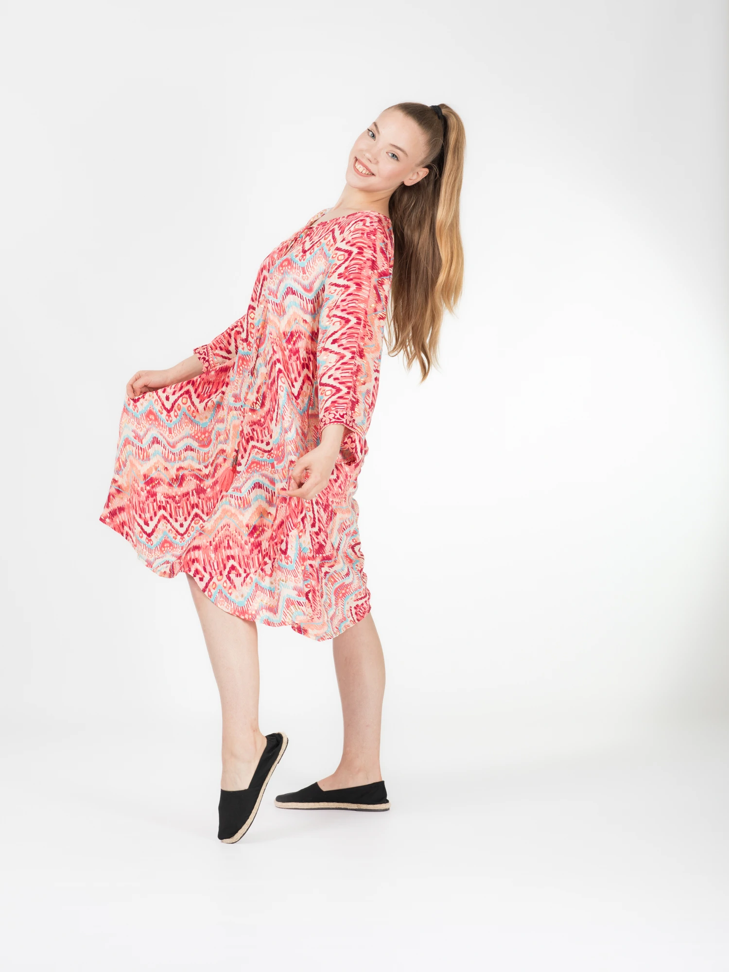 Rochie scurtă din material fluid cu mâneci trei sfert, imprimeu floral și detalii aurii - Model 8 [5]
