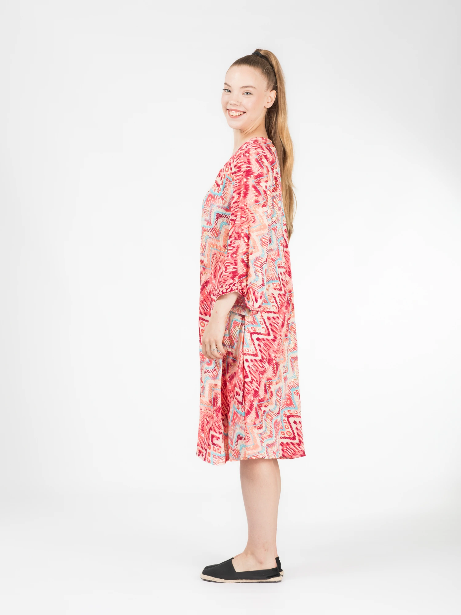 Rochie scurtă din material fluid cu mâneci trei sfert, imprimeu floral și detalii aurii - Model 8 [3]