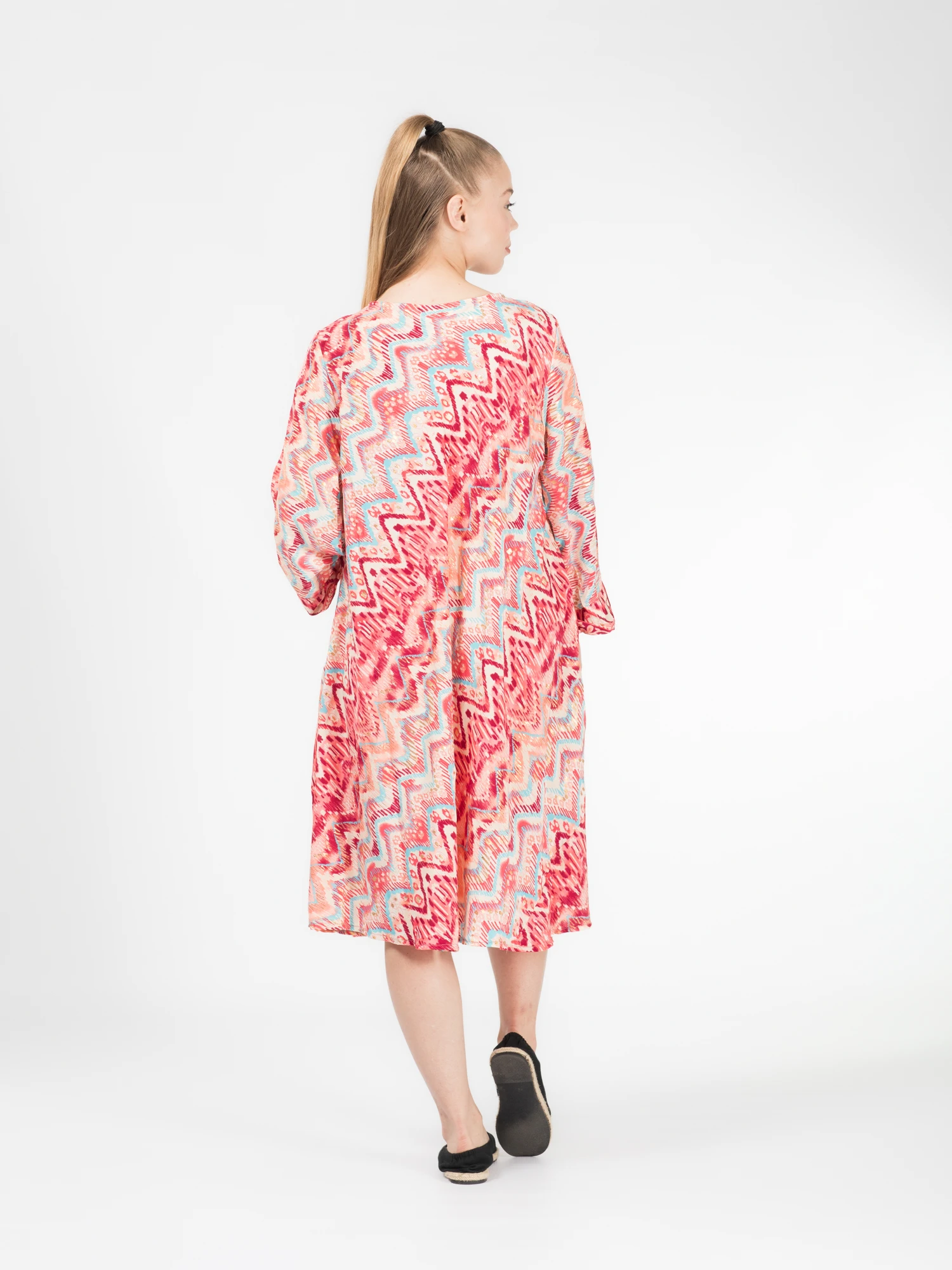Rochie scurtă din material fluid cu mâneci trei sfert, imprimeu floral și detalii aurii - Model 8 [4]