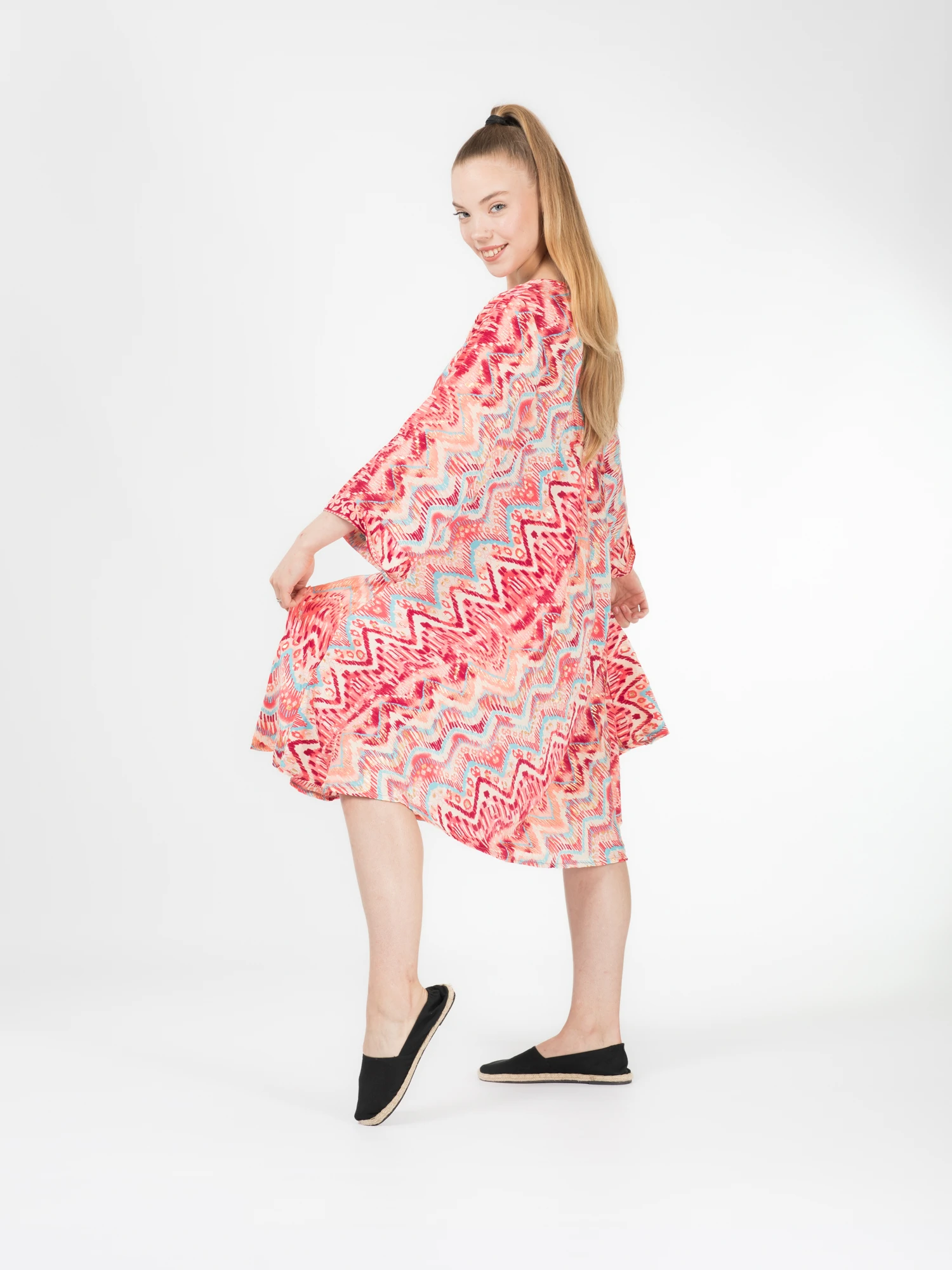 Rochie scurtă din material fluid cu mâneci trei sfert, imprimeu floral și detalii aurii - Model 8 [6]