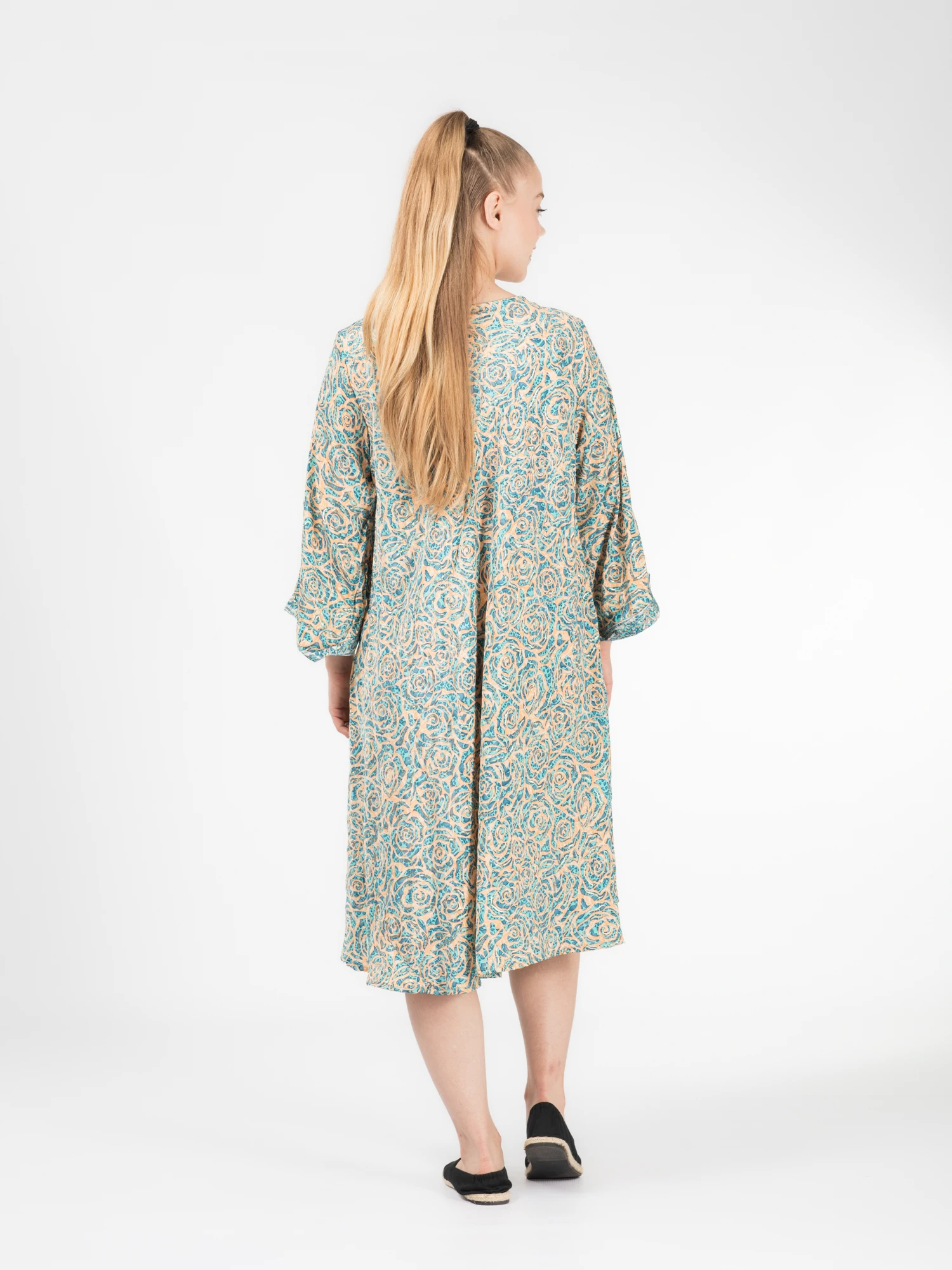 Rochie scurtă din material fluid cu mâneci trei sfert, imprimeu floral și detalii aurii - Model 9 [4]