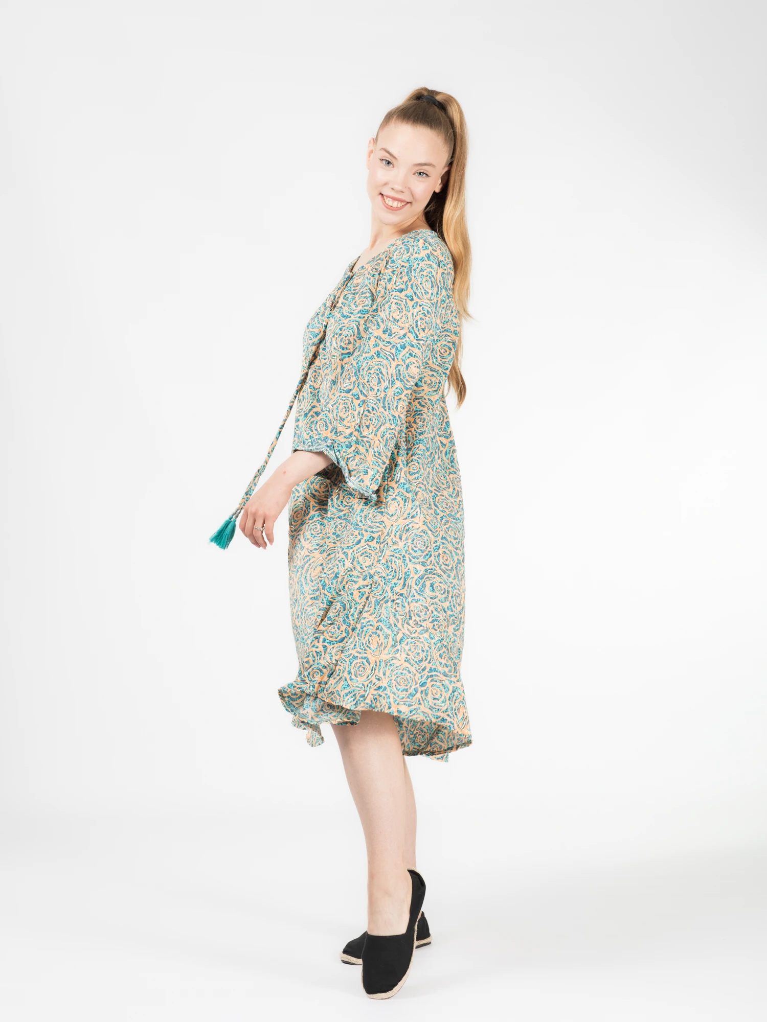 Rochie scurtă din material fluid cu mâneci trei sfert, imprimeu floral și detalii aurii - Model 9 [6]