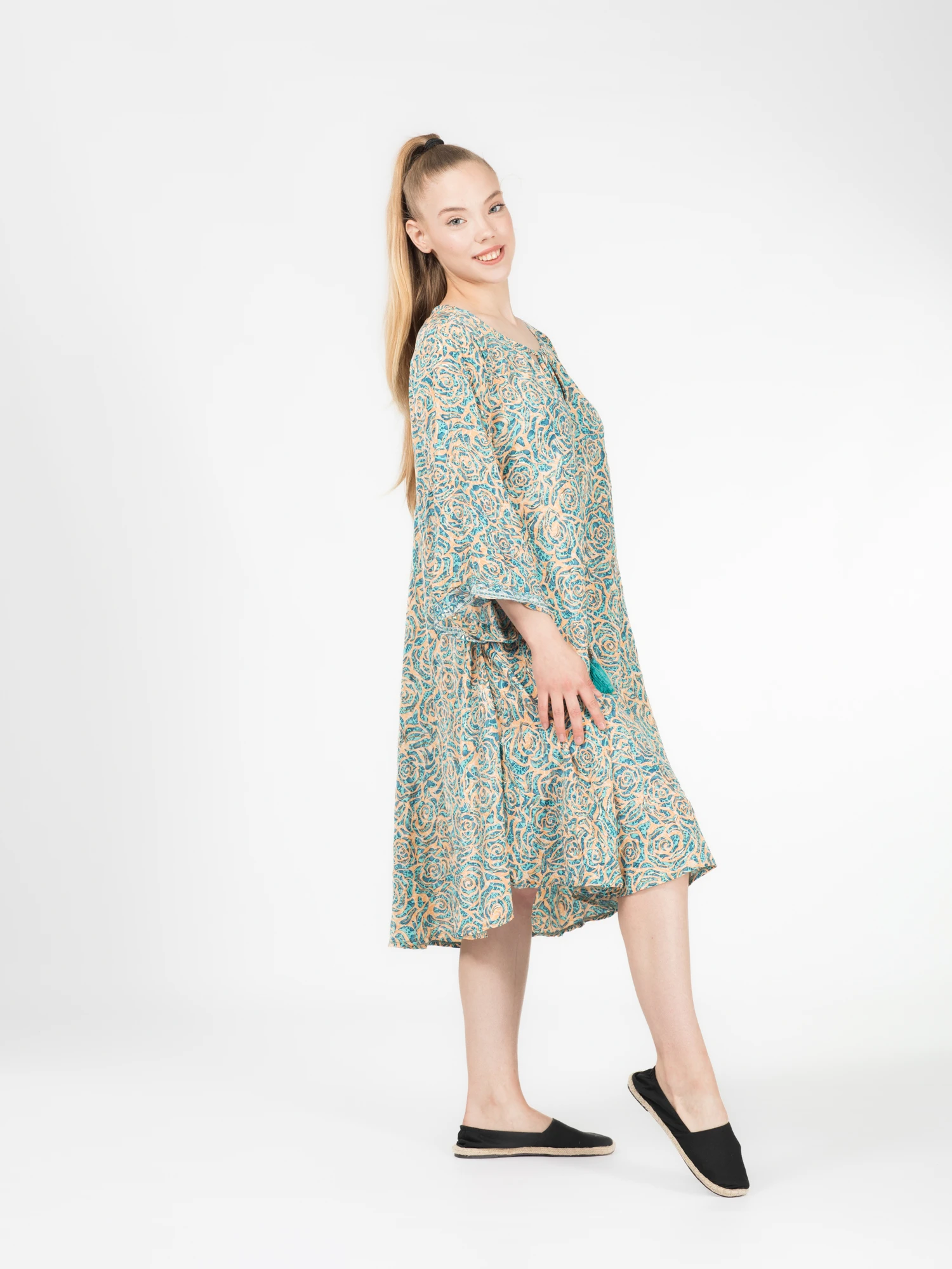 Rochie scurtă din material fluid cu mâneci trei sfert, imprimeu floral și detalii aurii - Model 9 [5]
