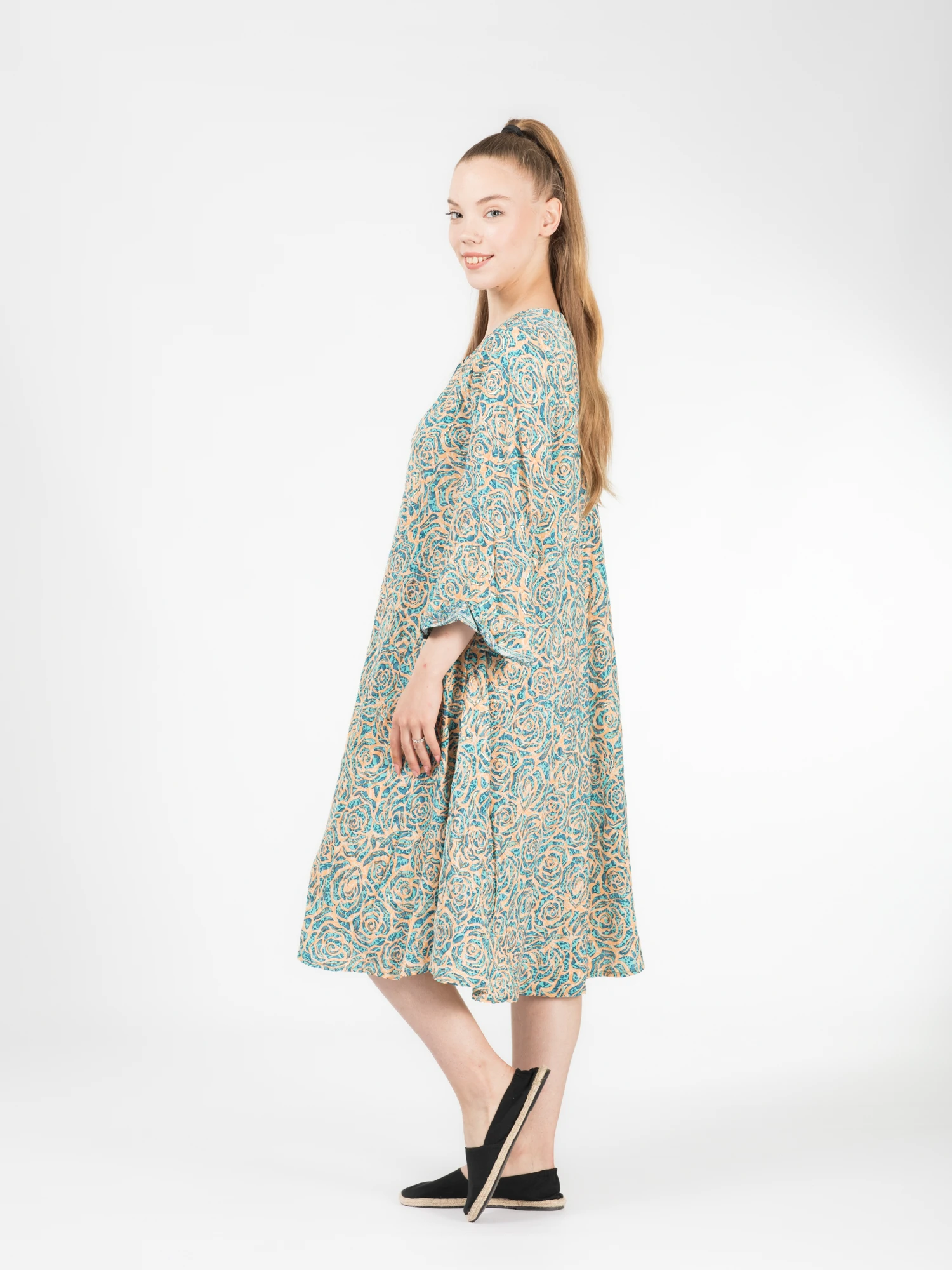 Rochie scurtă din material fluid cu mâneci trei sfert, imprimeu floral și detalii aurii - Model 9 [3]