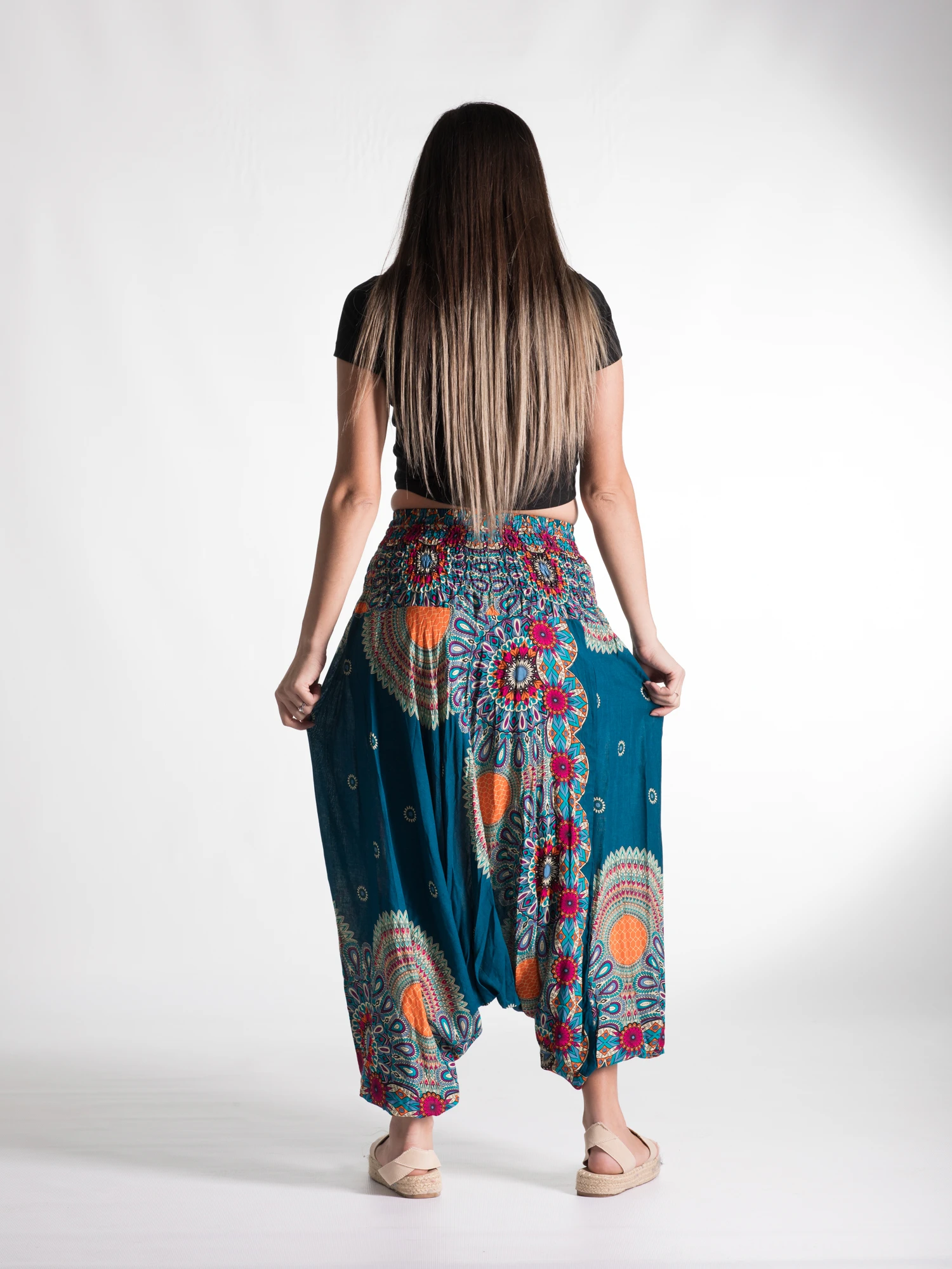 Salvari din material fluid si print floral - Negru [3]