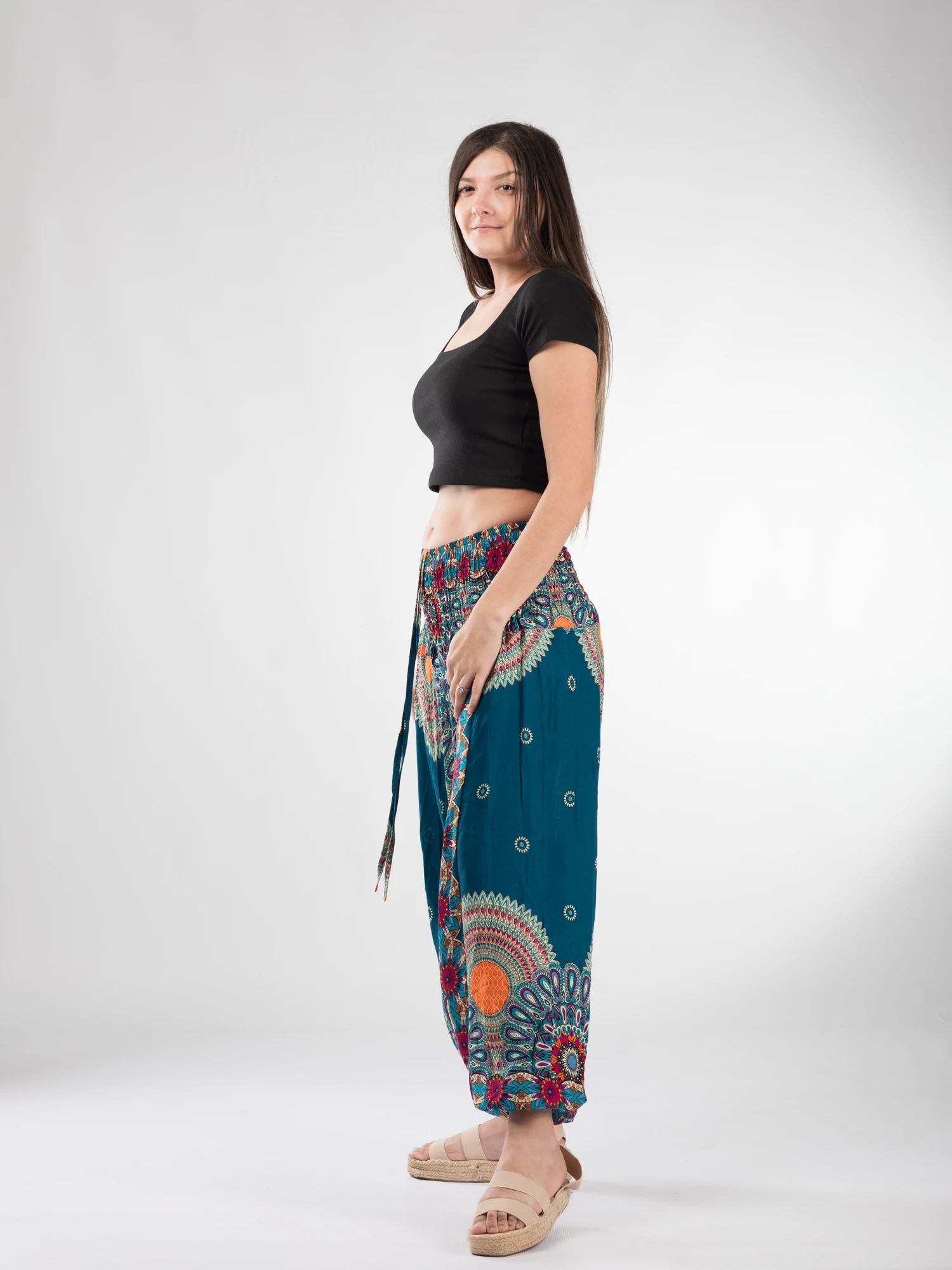 Salvari din material fluid si print floral - Negru [2]