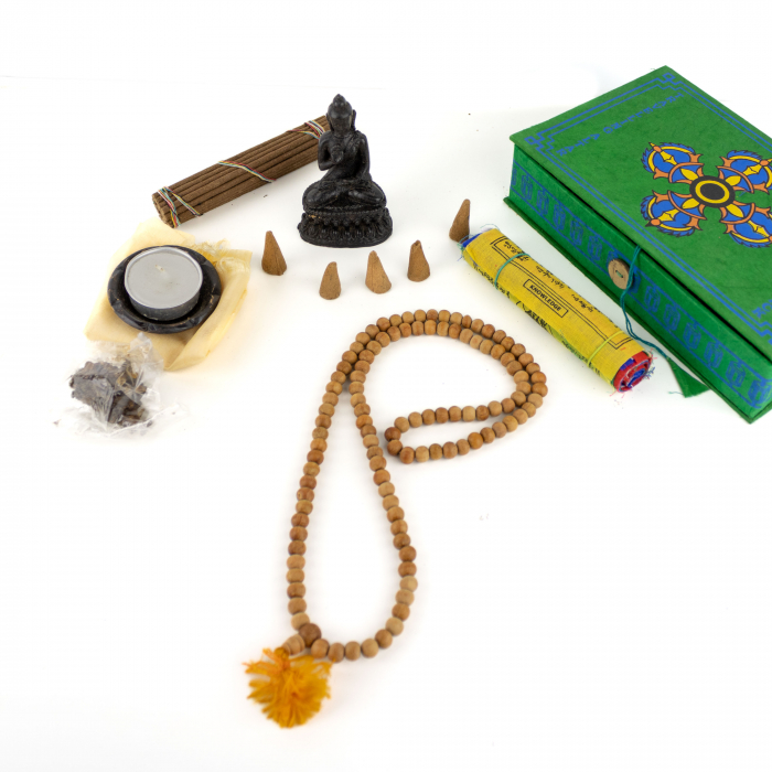Set Altar Portabil cu Accesorii pentru Fumigatie, Statuie Buddha si Steaguri de Rugaciune - Model 2 [2]