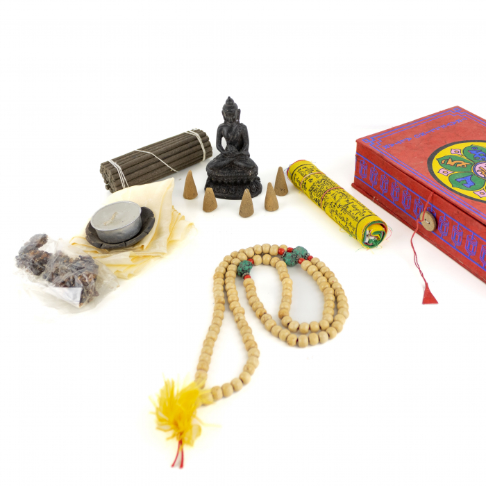 Set Altar Portabil cu Accesorii pentru Fumigatie, Statuie Buddha si Steaguri de Rugaciune - Model 3 [2]