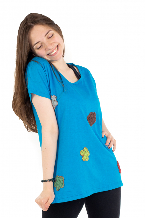 Tricou albastru cu floricele brodate [5]