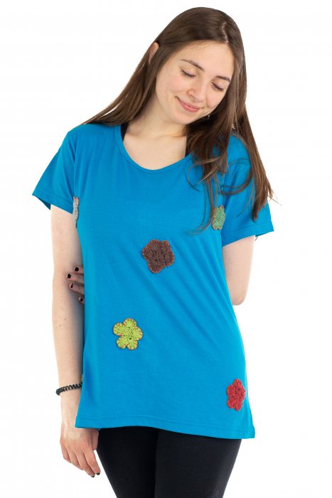 Tricou albastru cu floricele brodate [2]