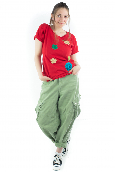 Tricou rosu cu floricele brodate [3]