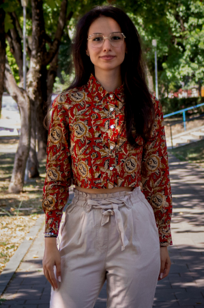 ÎMBRĂCĂMINTE - Camasa cropped cu maneca lunga si print all over efectuat manual - Model 2