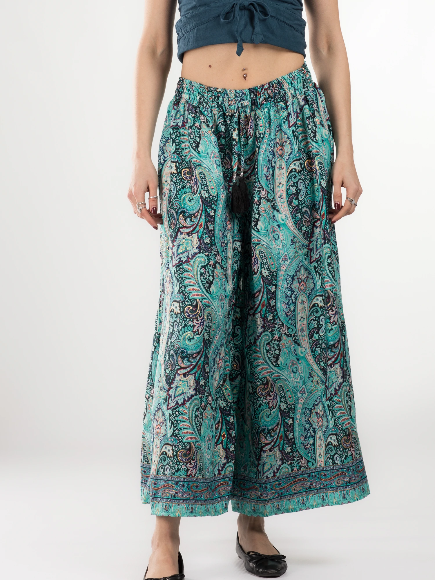 Primavara 2026 - Pantaloni cu croi lejer din material fluid și fir auriu - Model 38