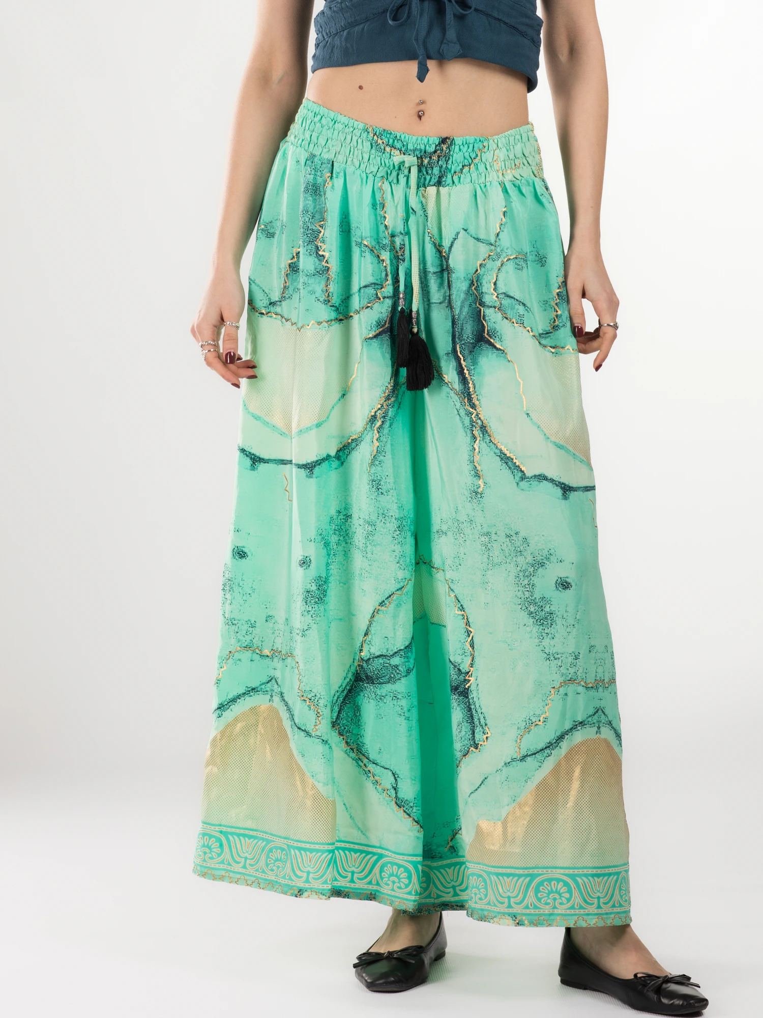 Primavara 2026 - Pantaloni cu croi lejer din material fluid și fir auriu - Model 40