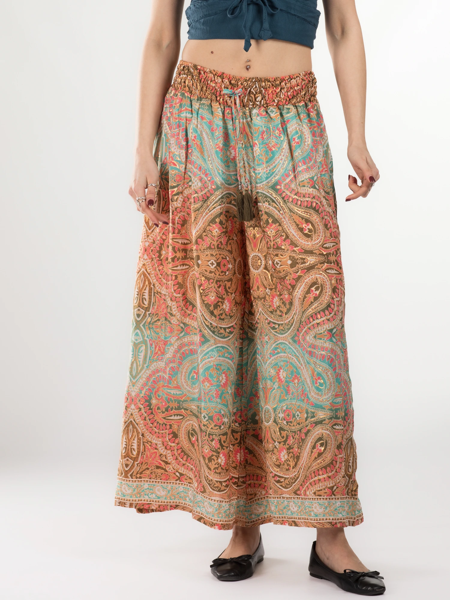 Primavara 2026 - Pantaloni cu croi lejer din material fluid și fir auriu - Model 42