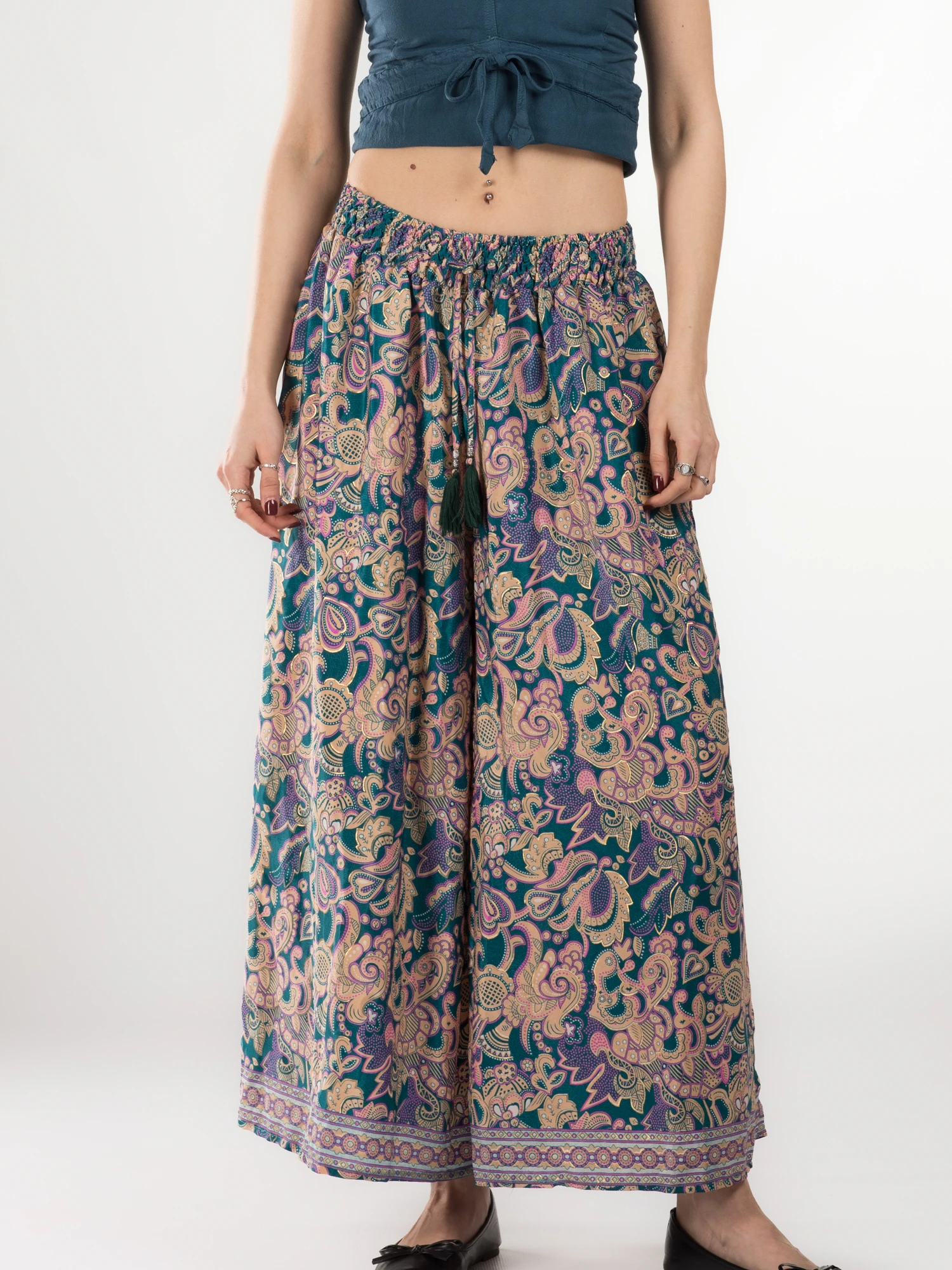 Primavara 2026 - Pantaloni cu croi lejer din material fluid și fir auriu - Model 44