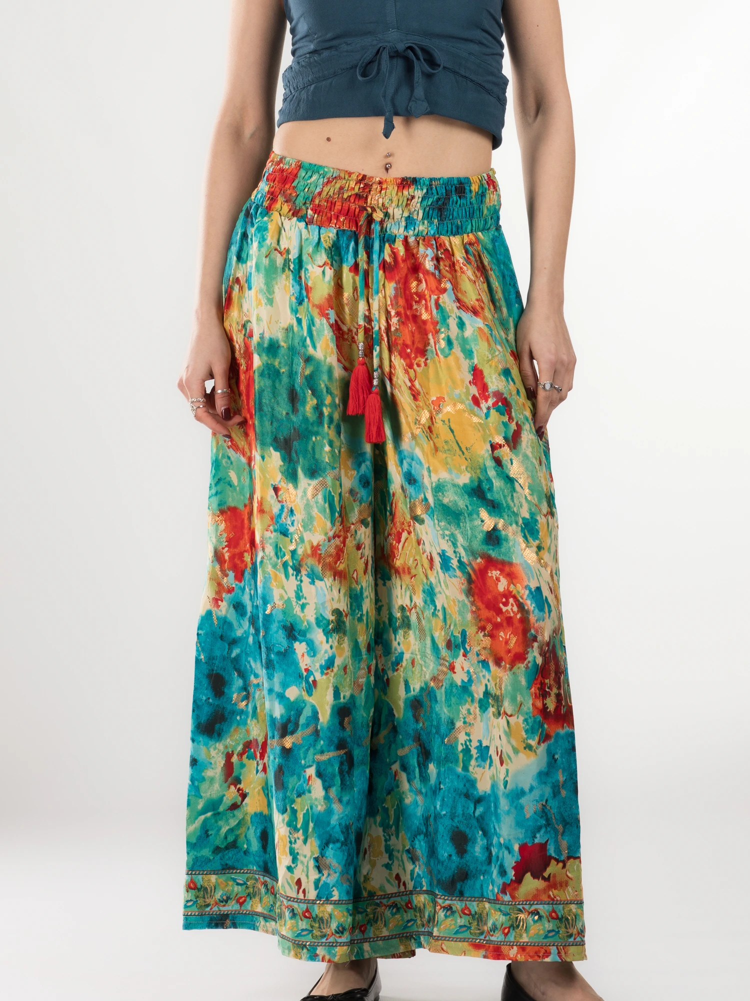 Primavara 2026 - Pantaloni cu croi lejer din material fluid și fir auriu - Model 45