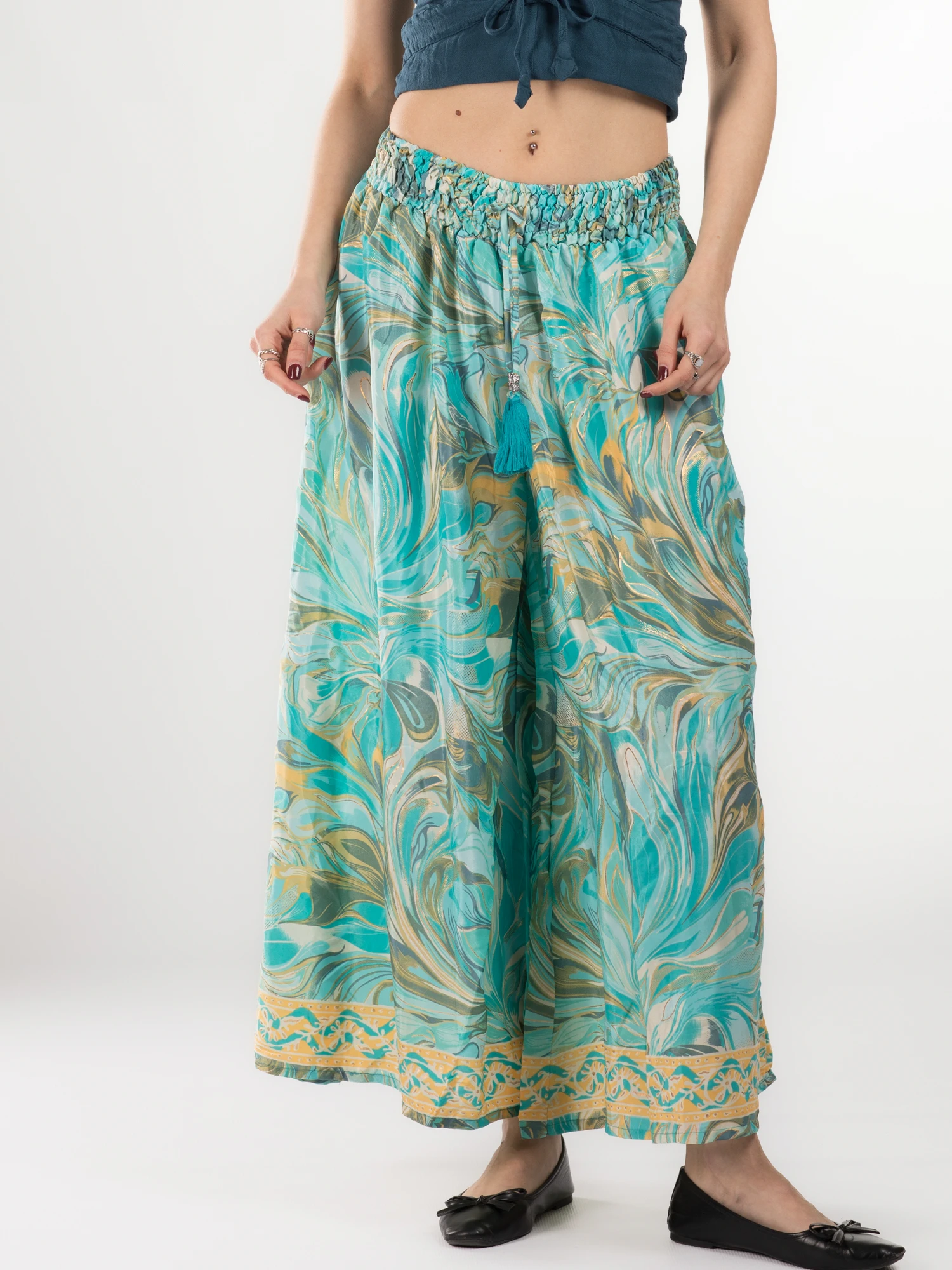 Primavara 2026 - Pantaloni cu croi lejer din material fluid și fir auriu - Model 46