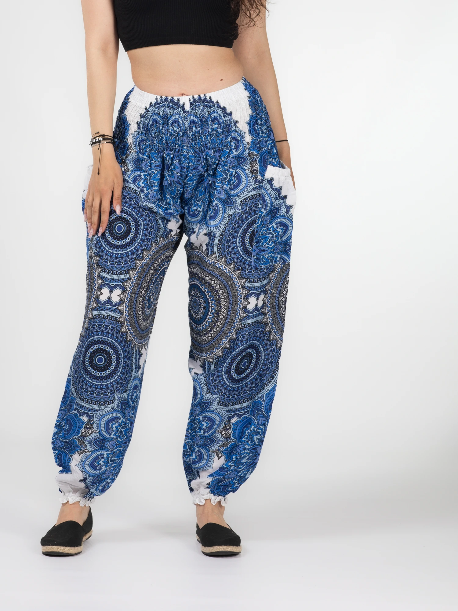 Pantaloni - Pantaloni Jasmine cu print floral și mandala all over - Roșu