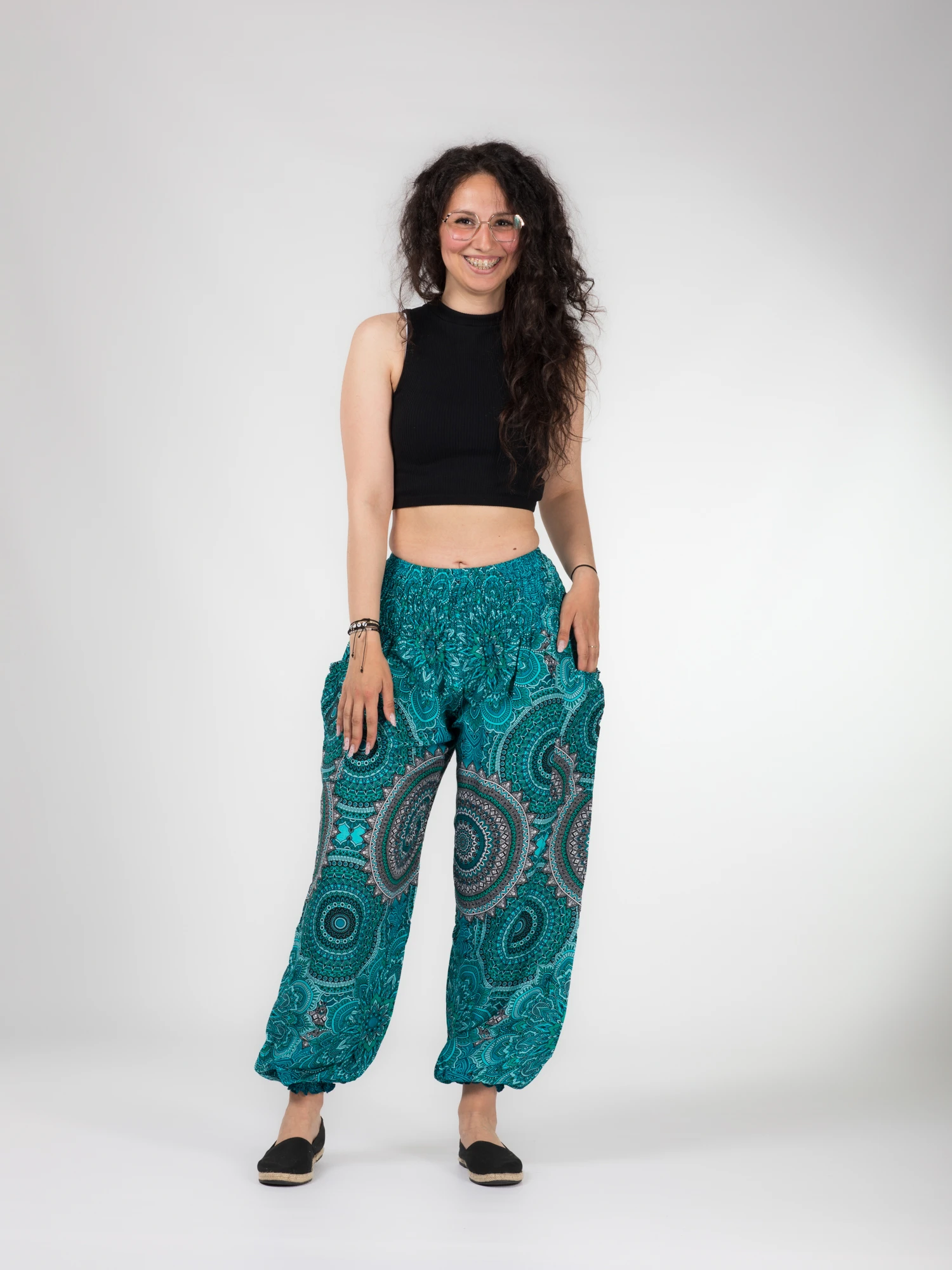 Pantaloni Jasmine cu print floral și mandala all over - Roșu [0]