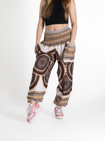 Pantaloni - Pantaloni Jasmine cu print floral și motive mandala - Maro