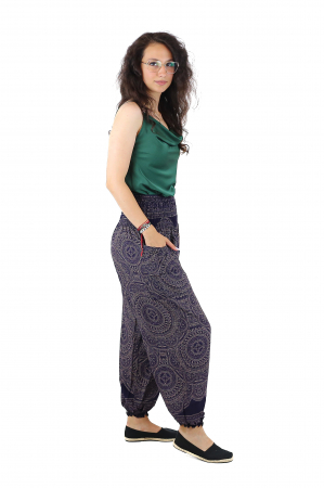 Pantaloni Jasmine din material fluid cu print Mandala all over - Verde [2]