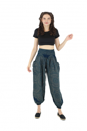 Pantaloni Jasmine din material fluid cu print Mandala all over - Verde [1]