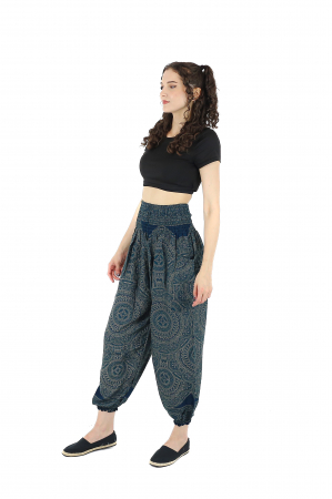 Pantaloni Jasmine din material fluid cu print Mandala all over - Verde [2]